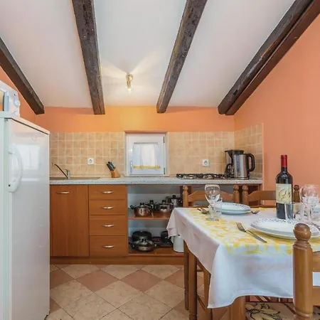Two-bedroom In Apartman Kaštelir