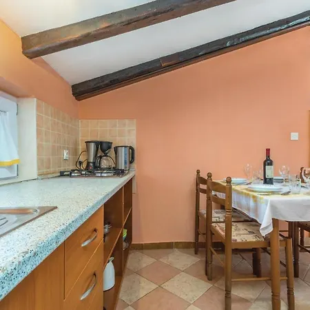 Two-bedroom In Apartman Kaštelir